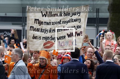 Emmen 27 april 2024
Koningsdag in Emmen met de koninklijke familie . Aanwezig bKoning Willem Alexander Koningin Maxima Prinses Amalia Prinses Alexia Prinses Ariane Prins Constantijn Prinses laurentien Prins Bernhard Prinses Annette Prins Maurits Prinses Marilene Prins Pieter Christiaan Prinses Anita Prins Floris en Prinses Aimee. Laura is jarig en wil kusje van Koning Willem Alexander
