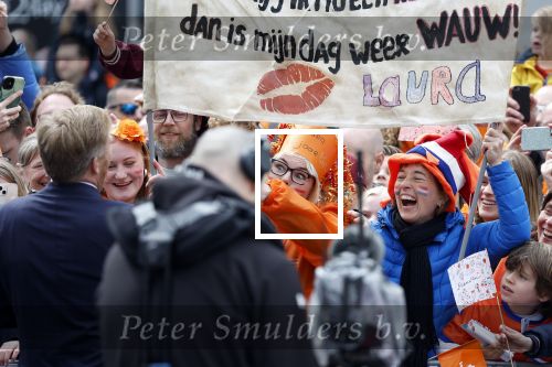 Emmen 27 april 2024
Koningsdag in Emmen met de koninklijke familie . Aanwezig bKoning Willem Alexander Koningin Maxima Prinses Amalia Prinses Alexia Prinses Ariane Prins Constantijn Prinses laurentien Prins Bernhard Prinses Annette Prins Maurits Prinses Marilene Prins Pieter Christiaan Prinses Anita Prins Floris en Prinses Aimee. Laura is jarig en wil kusje van Koning Willem Alexander