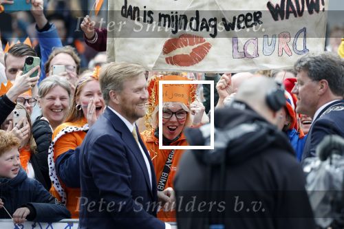 Emmen 27 april 2024
Koningsdag in Emmen met de koninklijke familie . Aanwezig bKoning Willem Alexander Koningin Maxima Prinses Amalia Prinses Alexia Prinses Ariane Prins Constantijn Prinses laurentien Prins Bernhard Prinses Annette Prins Maurits Prinses Marilene Prins Pieter Christiaan Prinses Anita Prins Floris en Prinses Aimee. Laura is jarig en wil kusje van Koning Willem Alexander