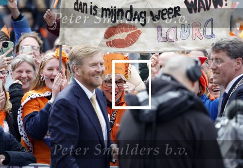Emmen 27 april 2024
Koningsdag in Emmen met de koninklijke familie . Aanwezig bKoning Willem Alexander Koningin Maxima Prinses Amalia Prinses Alexia Prinses Ariane Prins Constantijn Prinses laurentien Prins Bernhard Prinses Annette Prins Maurits Prinses Marilene Prins Pieter Christiaan Prinses Anita Prins Floris en Prinses Aimee. Laura is jarig en wil kusje van Koning Willem Alexander