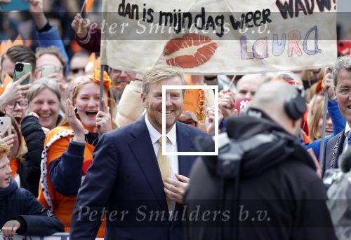 Emmen 27 april 2024
Koningsdag in Emmen met de koninklijke familie . Aanwezig bKoning Willem Alexander Koningin Maxima Prinses Amalia Prinses Alexia Prinses Ariane Prins Constantijn Prinses laurentien Prins Bernhard Prinses Annette Prins Maurits Prinses Marilene Prins Pieter Christiaan Prinses Anita Prins Floris en Prinses Aimee. Laura is jarig en wil kusje van Koning Willem Alexander