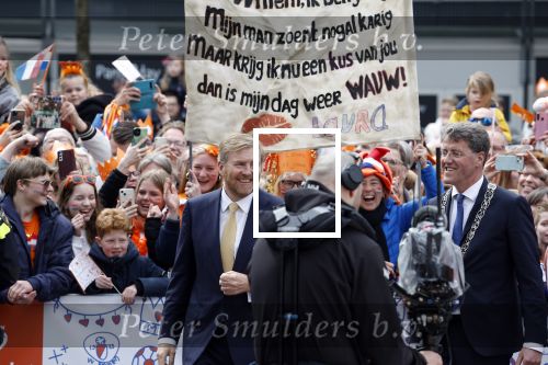 Emmen 27 april 2024
Koningsdag in Emmen met de koninklijke familie . Aanwezig bKoning Willem Alexander Koningin Maxima Prinses Amalia Prinses Alexia Prinses Ariane Prins Constantijn Prinses laurentien Prins Bernhard Prinses Annette Prins Maurits Prinses Marilene Prins Pieter Christiaan Prinses Anita Prins Floris en Prinses Aimee. Laura is jarig en wil kusje van Koning Willem Alexander