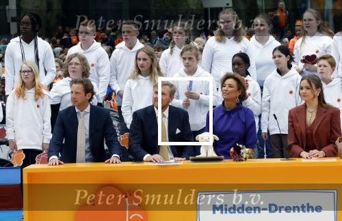Emmen 27 april 2024
Koningsdag in Emmen met de koninklijke familie . Aanwezig bKoning Willem Alexander Koningin Maxima Prinses Amalia Prinses Alexia Prinses Ariane Prins Constantijn Prinses laurentien Prins Bernhard Prinses Annette Prins Maurits Prinses Marilene Prins Pieter Christiaan Prinses Anita Prins Floris en Prinses Aimee.