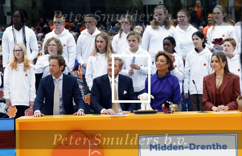Emmen 27 april 2024
Koningsdag in Emmen met de koninklijke familie . Aanwezig bKoning Willem Alexander Koningin Maxima Prinses Amalia Prinses Alexia Prinses Ariane Prins Constantijn Prinses laurentien Prins Bernhard Prinses Annette Prins Maurits Prinses Marilene Prins Pieter Christiaan Prinses Anita Prins Floris en Prinses Aimee.