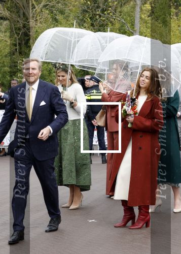 Emmen 27 april 2024
Koningsdag in Emmen met de koninklijke familie . Aanwezig bKoning Willem Alexander Koningin Maxima Prinses Amalia Prinses Alexia Prinses Ariane Prins Constantijn Prinses laurentien Prins Bernhard Prinses Annette Prins Maurits Prinses Marilene Prins Pieter Christiaan Prinses Anita Prins Floris en Prinses Aimee.