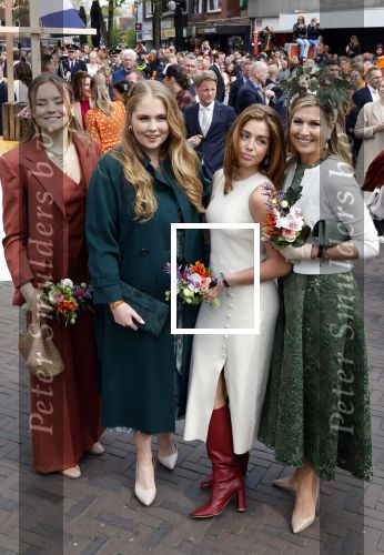 Emmen 27 april 2024
Koningsdag in Emmen met de koninklijke familie . Aanwezig bKoning Willem Alexander Koningin Maxima Prinses Amalia Prinses Alexia Prinses Ariane Prins Constantijn Prinses laurentien Prins Bernhard Prinses Annette Prins Maurits Prinses Marilene Prins Pieter Christiaan Prinses Anita Prins Floris en Prinses Aimee.