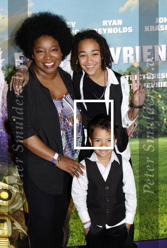 Amsterdam 11 mei 2024
Premiere Fantasievriendjes in Pathe Arena . Leona Philippo met kinderen