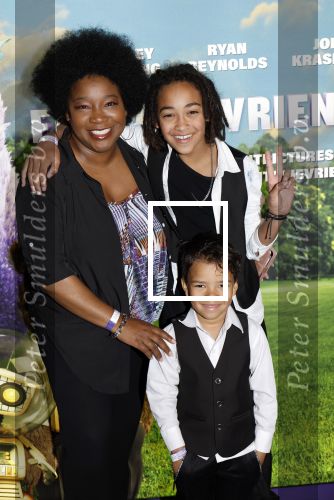 Amsterdam 11 mei 2024
Premiere Fantasievriendjes in Pathe Arena . Leona Philippo met kinderen