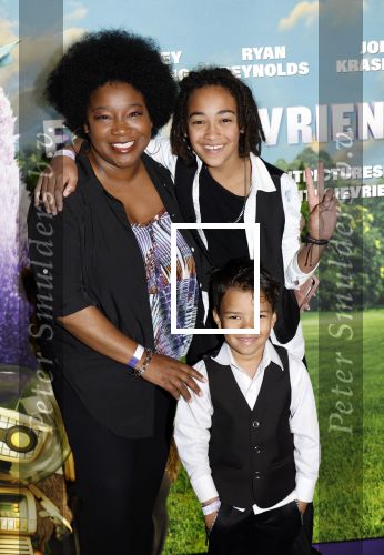 Amsterdam 11 mei 2024
Premiere Fantasievriendjes in Pathe Arena . Leona Philippo met kinderen