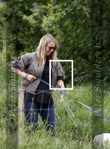 Blaricum 25 mei 2024
Linda de Mol en haar vriend Jeroen Rietbergen gaan met hun twee labradors wandelen op de hei bij Blaricum .