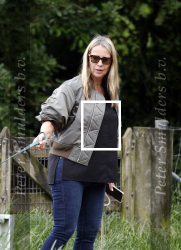 Blaricum 25 mei 2024
Linda de Mol en haar vriend Jeroen Rietbergen gaan met hun twee labradors wandelen op de hei bij Blaricum .