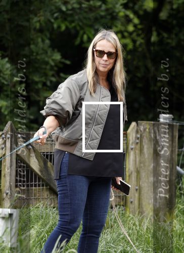Blaricum 25 mei 2024
Linda de Mol en haar vriend Jeroen Rietbergen gaan met hun twee labradors wandelen op de hei bij Blaricum .