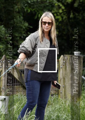 Blaricum 25 mei 2024
Linda de Mol en haar vriend Jeroen Rietbergen gaan met hun twee labradors wandelen op de hei bij Blaricum .