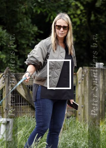 Blaricum 25 mei 2024
Linda de Mol en haar vriend Jeroen Rietbergen gaan met hun twee labradors wandelen op de hei bij Blaricum .