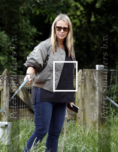 Blaricum 25 mei 2024
Linda de Mol en haar vriend Jeroen Rietbergen gaan met hun twee labradors wandelen op de hei bij Blaricum .