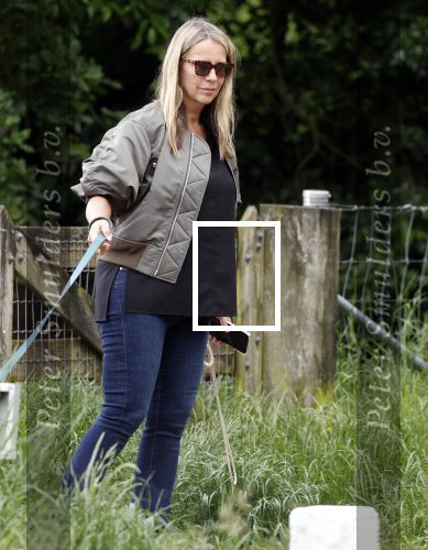 Blaricum 25 mei 2024
Linda de Mol en haar vriend Jeroen Rietbergen gaan met hun twee labradors wandelen op de hei bij Blaricum .
