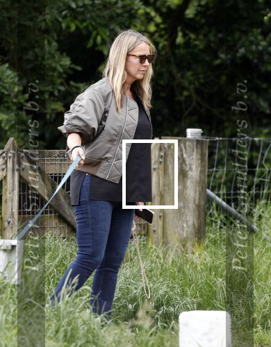Blaricum 25 mei 2024
Linda de Mol en haar vriend Jeroen Rietbergen gaan met hun twee labradors wandelen op de hei bij Blaricum .