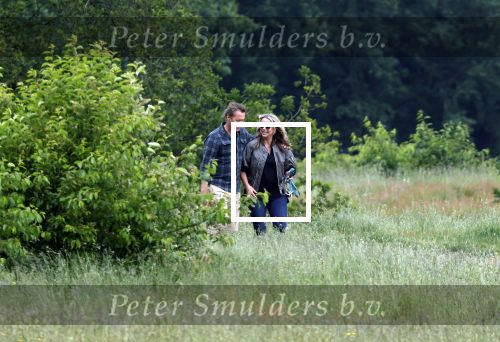 Blaricum 25 mei 2024
Linda de Mol en haar vriend Jeroen Rietbergen gaan met hun twee labradors wandelen op de hei bij Blaricum .