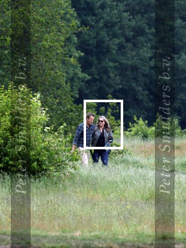 Blaricum 25 mei 2024
Linda de Mol en haar vriend Jeroen Rietbergen gaan met hun twee labradors wandelen op de hei bij Blaricum .