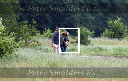 Blaricum 25 mei 2024
Linda de Mol en haar vriend Jeroen Rietbergen gaan met hun twee labradors wandelen op de hei bij Blaricum .