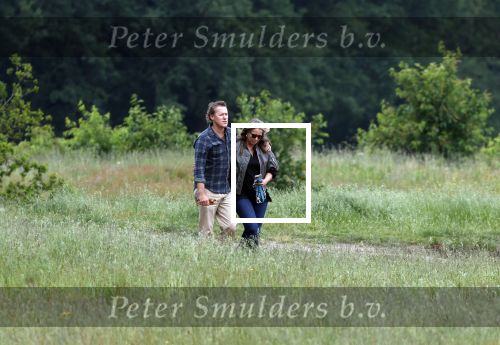 Blaricum 25 mei 2024
Linda de Mol en haar vriend Jeroen Rietbergen gaan met hun twee labradors wandelen op de hei bij Blaricum .