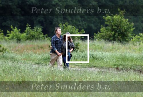Blaricum 25 mei 2024
Linda de Mol en haar vriend Jeroen Rietbergen gaan met hun twee labradors wandelen op de hei bij Blaricum .