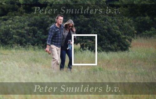 Blaricum 25 mei 2024
Linda de Mol en haar vriend Jeroen Rietbergen gaan met hun twee labradors wandelen op de hei bij Blaricum .