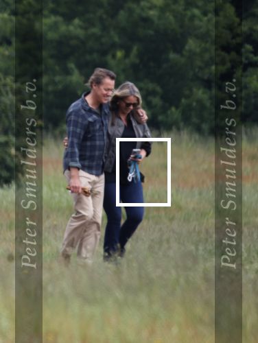 Blaricum 25 mei 2024
Linda de Mol en haar vriend Jeroen Rietbergen gaan met hun twee labradors wandelen op de hei bij Blaricum .