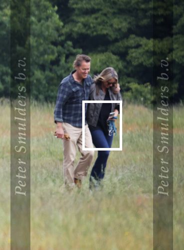 Blaricum 25 mei 2024
Linda de Mol en haar vriend Jeroen Rietbergen gaan met hun twee labradors wandelen op de hei bij Blaricum .