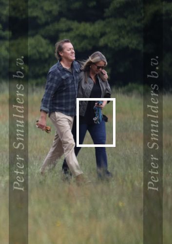Blaricum 25 mei 2024
Linda de Mol en haar vriend Jeroen Rietbergen gaan met hun twee labradors wandelen op de hei bij Blaricum .