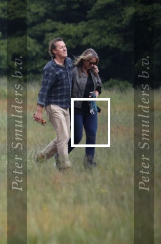 Blaricum 25 mei 2024
Linda de Mol en haar vriend Jeroen Rietbergen gaan met hun twee labradors wandelen op de hei bij Blaricum .