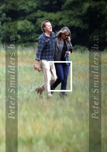 Blaricum 25 mei 2024
Linda de Mol en haar vriend Jeroen Rietbergen gaan met hun twee labradors wandelen op de hei bij Blaricum .