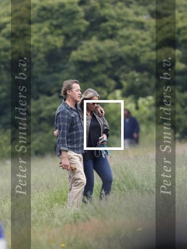 Blaricum 25 mei 2024
Linda de Mol en haar vriend Jeroen Rietbergen gaan met hun twee labradors wandelen op de hei bij Blaricum .