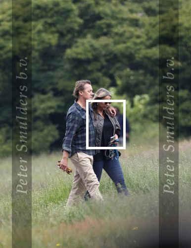 Blaricum 25 mei 2024
Linda de Mol en haar vriend Jeroen Rietbergen gaan met hun twee labradors wandelen op de hei bij Blaricum .