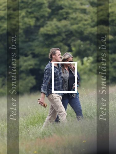 Blaricum 25 mei 2024
Linda de Mol en haar vriend Jeroen Rietbergen gaan met hun twee labradors wandelen op de hei bij Blaricum .