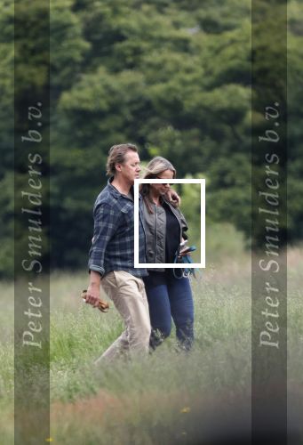 Blaricum 25 mei 2024
Linda de Mol en haar vriend Jeroen Rietbergen gaan met hun twee labradors wandelen op de hei bij Blaricum .