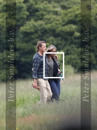 Blaricum 25 mei 2024
Linda de Mol en haar vriend Jeroen Rietbergen gaan met hun twee labradors wandelen op de hei bij Blaricum .