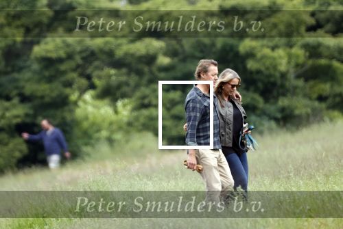 Blaricum 25 mei 2024
Linda de Mol en haar vriend Jeroen Rietbergen gaan met hun twee labradors wandelen op de hei bij Blaricum .