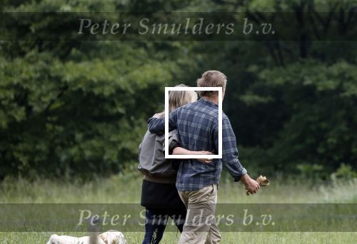 Blaricum 25 mei 2024
Linda de Mol en haar vriend Jeroen Rietbergen gaan met hun twee labradors wandelen op de hei bij Blaricum .