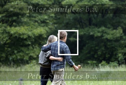 Blaricum 25 mei 2024
Linda de Mol en haar vriend Jeroen Rietbergen gaan met hun twee labradors wandelen op de hei bij Blaricum .