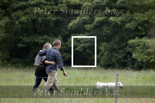 Blaricum 25 mei 2024
Linda de Mol en haar vriend Jeroen Rietbergen gaan met hun twee labradors wandelen op de hei bij Blaricum .