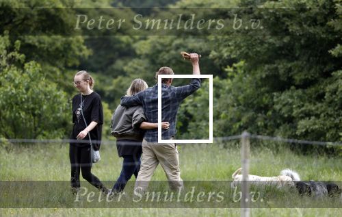 Blaricum 25 mei 2024
Linda de Mol en haar vriend Jeroen Rietbergen gaan met hun twee labradors wandelen op de hei bij Blaricum .