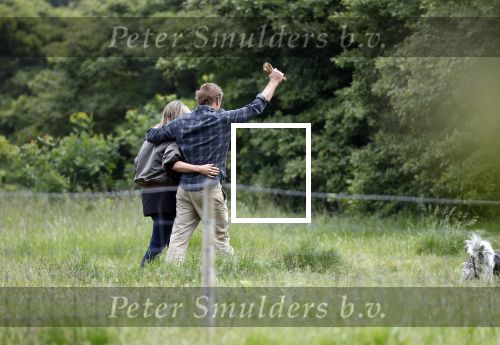 Blaricum 25 mei 2024
Linda de Mol en haar vriend Jeroen Rietbergen gaan met hun twee labradors wandelen op de hei bij Blaricum .