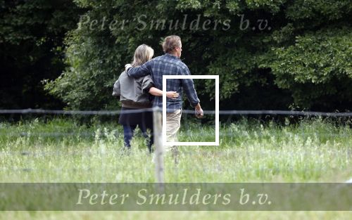 Blaricum 25 mei 2024
Linda de Mol en haar vriend Jeroen Rietbergen gaan met hun twee labradors wandelen op de hei bij Blaricum .