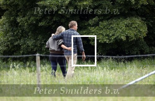 Blaricum 25 mei 2024
Linda de Mol en haar vriend Jeroen Rietbergen gaan met hun twee labradors wandelen op de hei bij Blaricum .