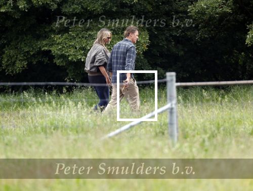 Blaricum 25 mei 2024
Linda de Mol en haar vriend Jeroen Rietbergen gaan met hun twee labradors wandelen op de hei bij Blaricum .