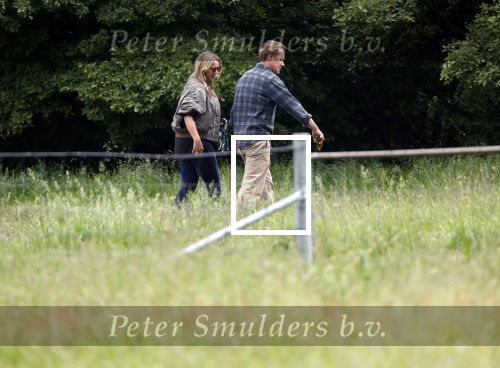 Blaricum 25 mei 2024
Linda de Mol en haar vriend Jeroen Rietbergen gaan met hun twee labradors wandelen op de hei bij Blaricum .