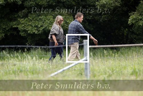 Blaricum 25 mei 2024
Linda de Mol en haar vriend Jeroen Rietbergen gaan met hun twee labradors wandelen op de hei bij Blaricum .