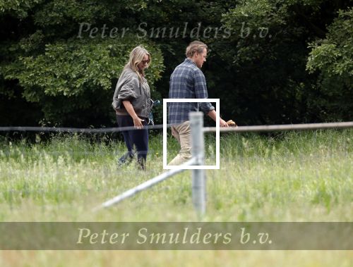 Blaricum 25 mei 2024
Linda de Mol en haar vriend Jeroen Rietbergen gaan met hun twee labradors wandelen op de hei bij Blaricum .
