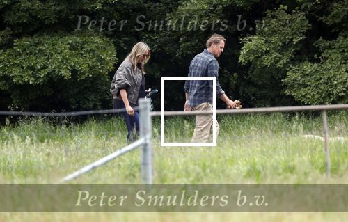 Blaricum 25 mei 2024
Linda de Mol en haar vriend Jeroen Rietbergen gaan met hun twee labradors wandelen op de hei bij Blaricum .